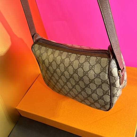 Gucci GG logo crossbody bag a beautiful and clean Gucci bag - Picture 7 of 17